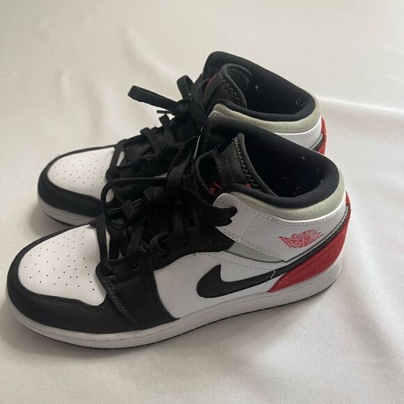 Nike Air Jordan Retro 1 Black Toe Size 6Y - Picture 3 of 8